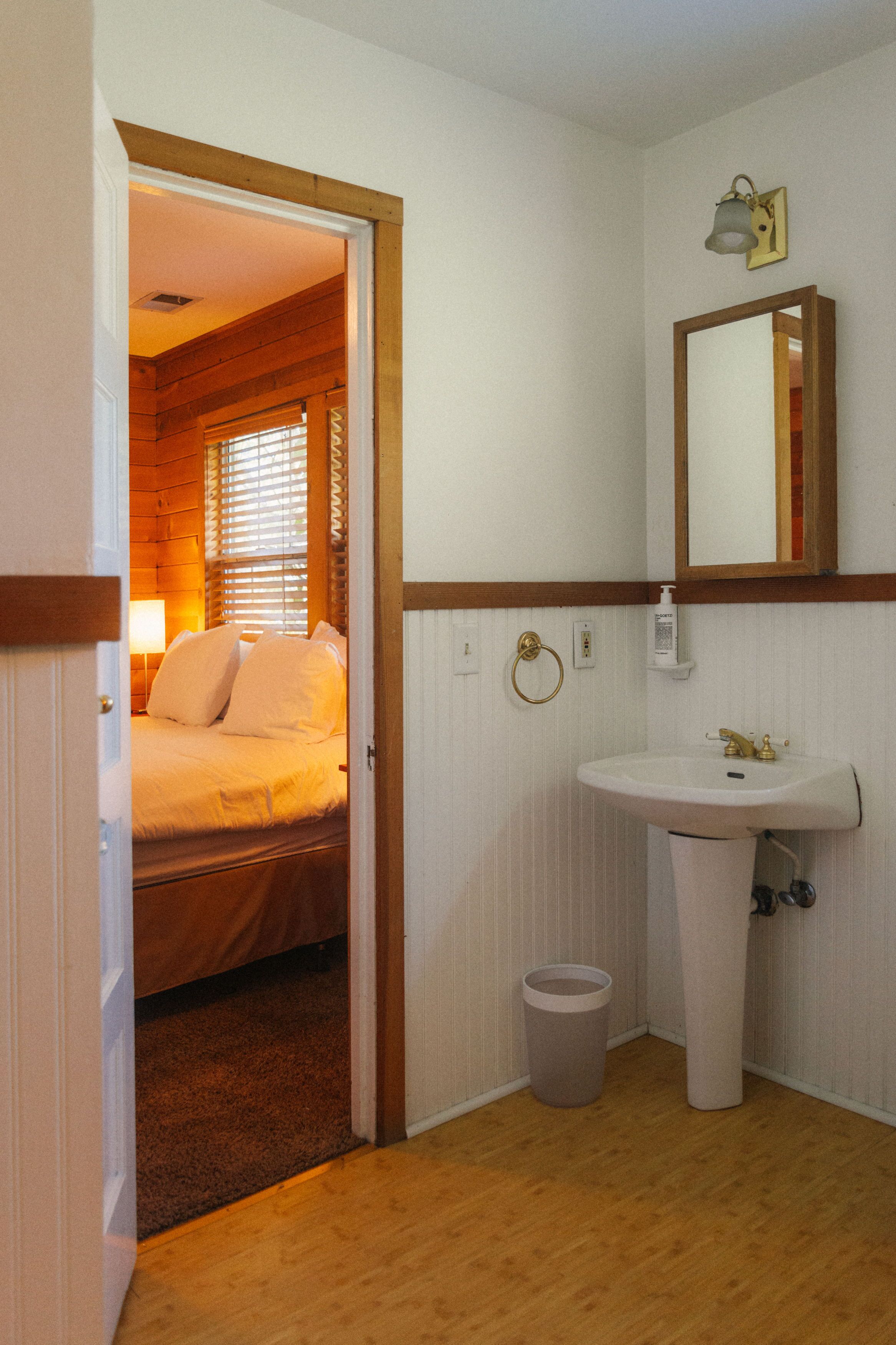 Une chambre à coucher avec une porte en bois donnant sur une salle de bain.