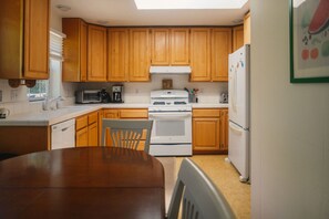 Villa básica, 4 habitaciones, cocina | Cocina privada | Frigobar 