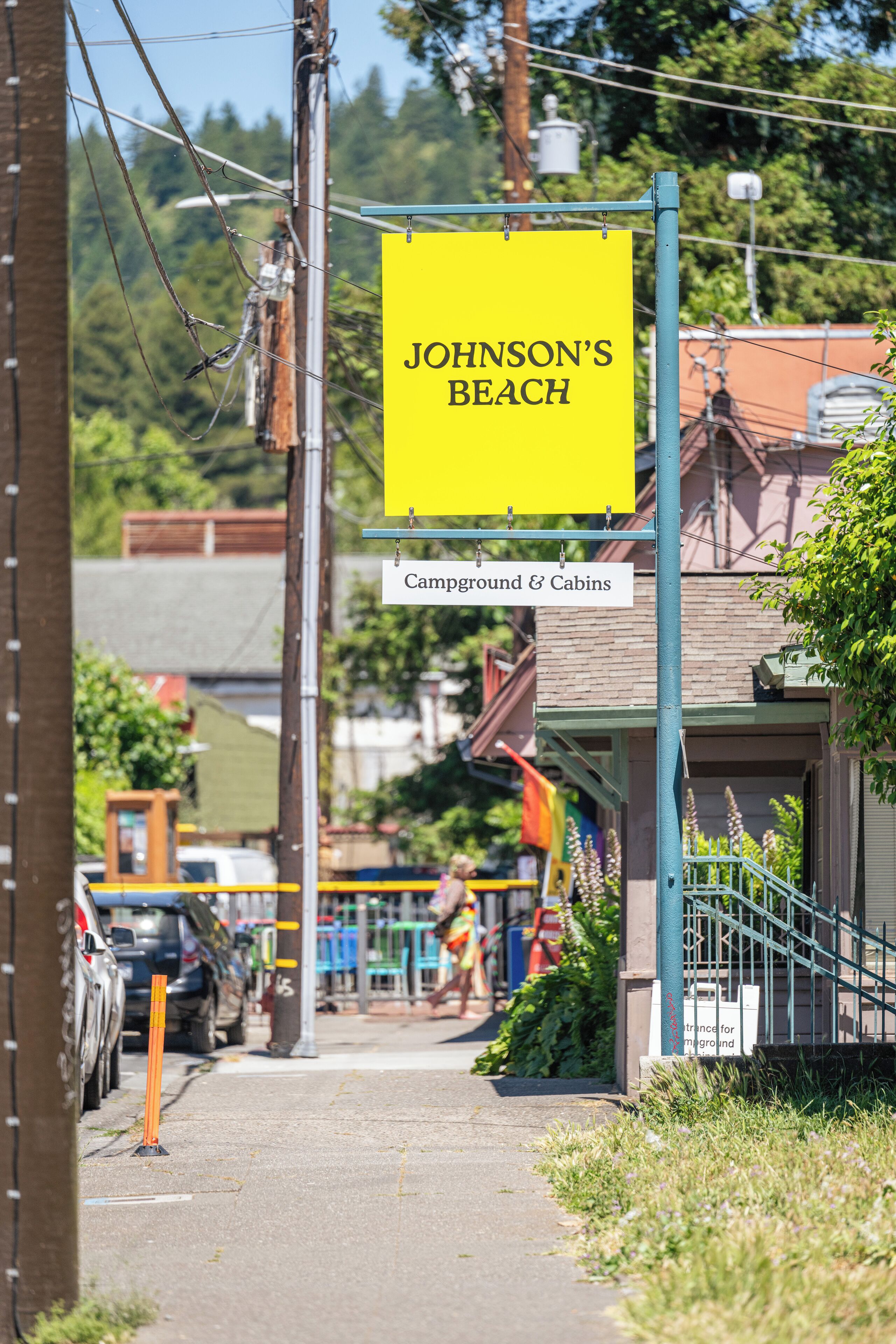A yellow sign for Johnson's Beach campground and cabins.