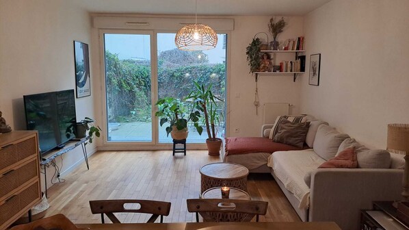 Living area - Charming Studio in Montmartre (Paris)