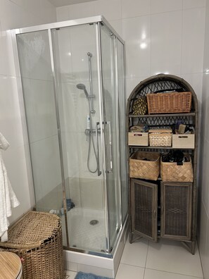 Hair dryer, towels, toilet paper - Charming Studio in Montmartre (Paris)