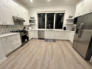 Fridge, microwave, oven, stovetop - Late check out! Cozy & New  4Bd/ 3ba, in quiet neighborhood w/big yard. (Houston)