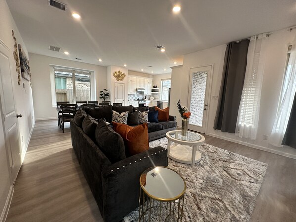 Smart TV, printers - Late check out! Cozy & New  4Bd/ 3ba, in quiet neighborhood w/big yard. (Houston)