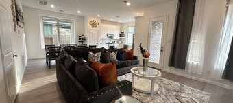 Late check out! Cozy & New  4Bd/ 3ba, in quiet neighborhood w/big yard.