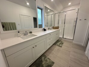Shower, hair dryer, towels, soap - Cozy & New  4Bd/ 3ba, in quiet neighborhood w/big yard. (Houston)