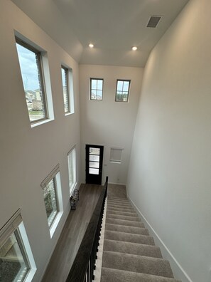 Interior - Late check out! Cozy & New  4Bd/ 3ba, in quiet neighborhood w/big yard. (Houston)