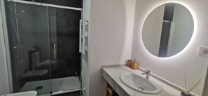 Dusche, Haartrockner, Handtücher