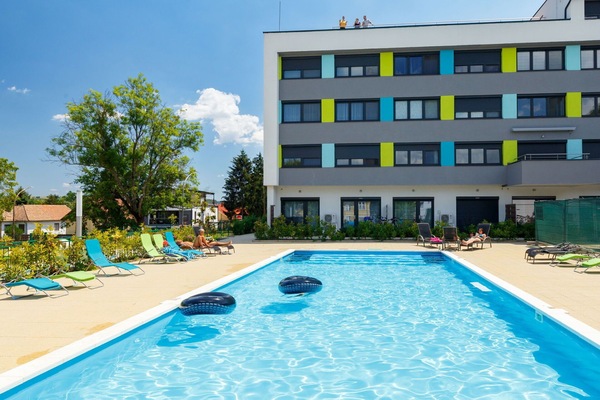 Wasser, Pflanze, Himmel, Eigentum, Gebäude, Fenster, Schwimmbad, Wolke, Azurblau, Baum