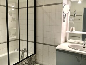 Sèche-cheveux, serviettes fournies, papier toilette