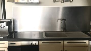 Een koelkast, een microgolfoven, een oven, een kookplaat