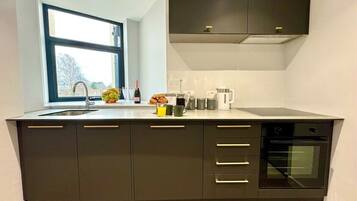 Een koelkast, een magnetron, een oven, een kookplaat