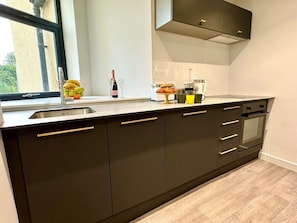 Kühlschrank, Mikrowelle, Ofen, Herdplatte