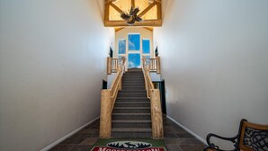 Eine Treppe mit Holzgeländern und einem Teppichbelag.
