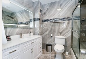 Hair dryer, towels, soap, toilet paper - Newly renovated apartment (Brooklyn)