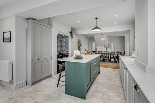 Stunning coastal 6/bed house w/parking & garden