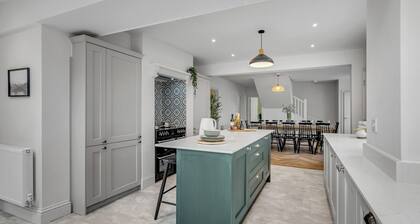 Stunning coastal 6/bed house w/parking & garden located in Cromer