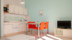 A compact living space with a kitchenette, dining area, and a TV. - Lovely apartment for 4 people with WIFI, A/C, TV and terrace (Senj)
