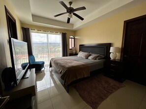 4 slaapkamers, een strijkplank/strijkijzer, wifi, beddengoed