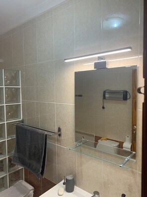 Douche, sèche-cheveux, bidet, serviettes fournies