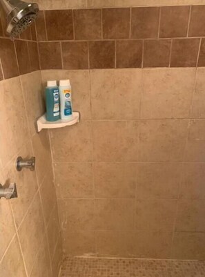 Hair dryer, towels, soap, shampoo - Cozy, Spacious and Clean Home, Close to I-10 (Sorrento)
