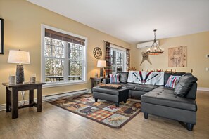 Townhouse | Oppholdsområde | En 40-tommers Flatskjerm-TV med kabel-kanaler samt peis