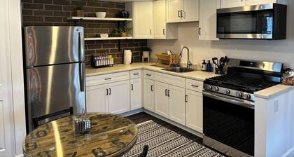 Industrial-themed studio centrally located near wineries, HOF, antiques, & more