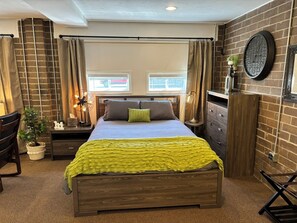 1 soverom, skrivebord, strykejern/-brett og wi-fi (inkludert)