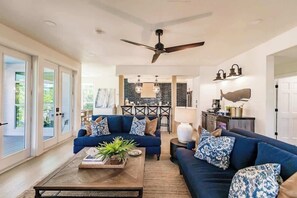 Televisie, een open haard, videospelletjes en een kantoor