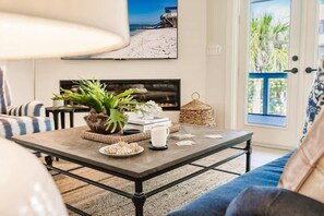 Televisie, een open haard, videospelletjes en een kantoor