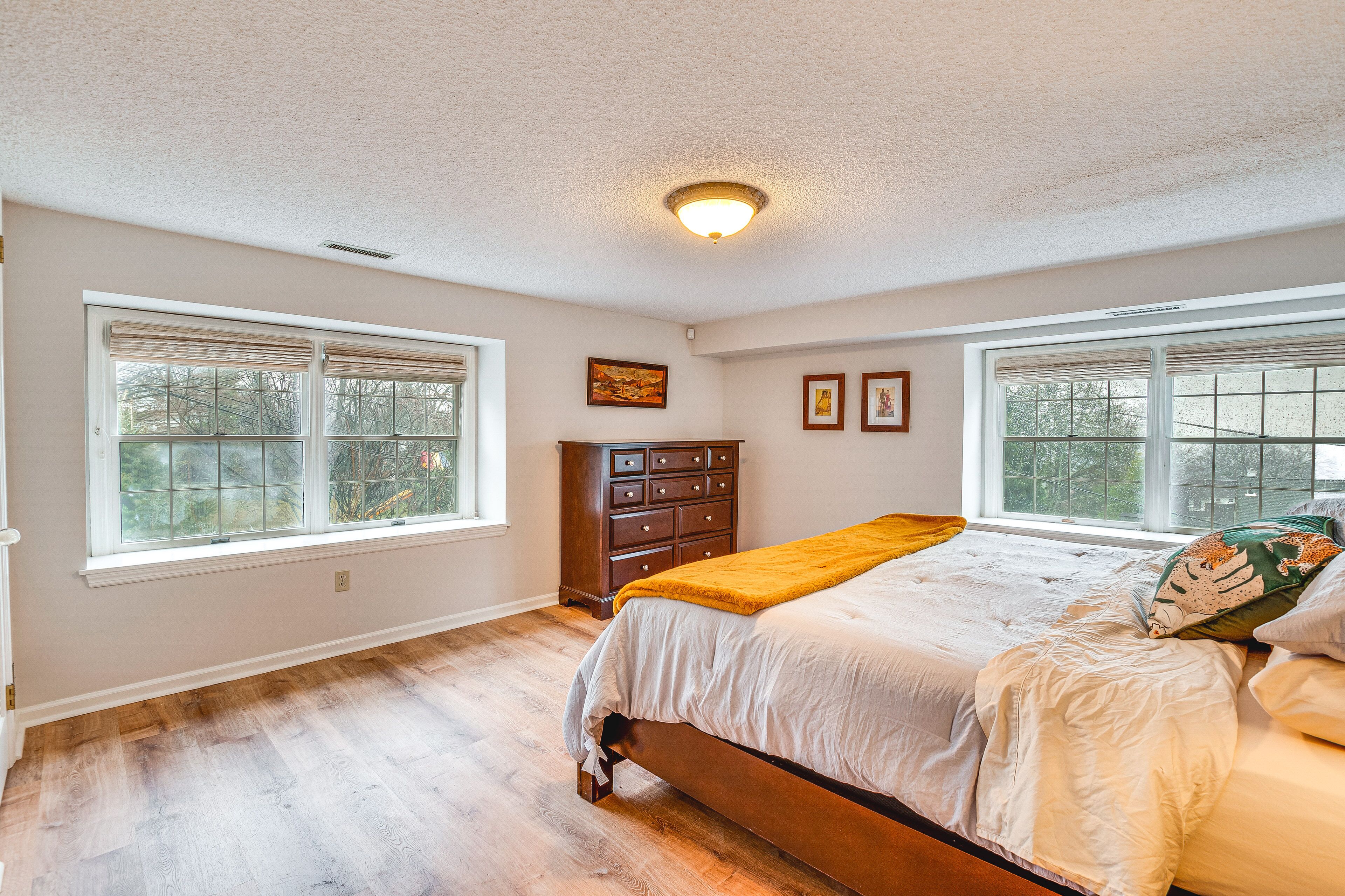2 bedrooms, desk, travel crib, WiFi