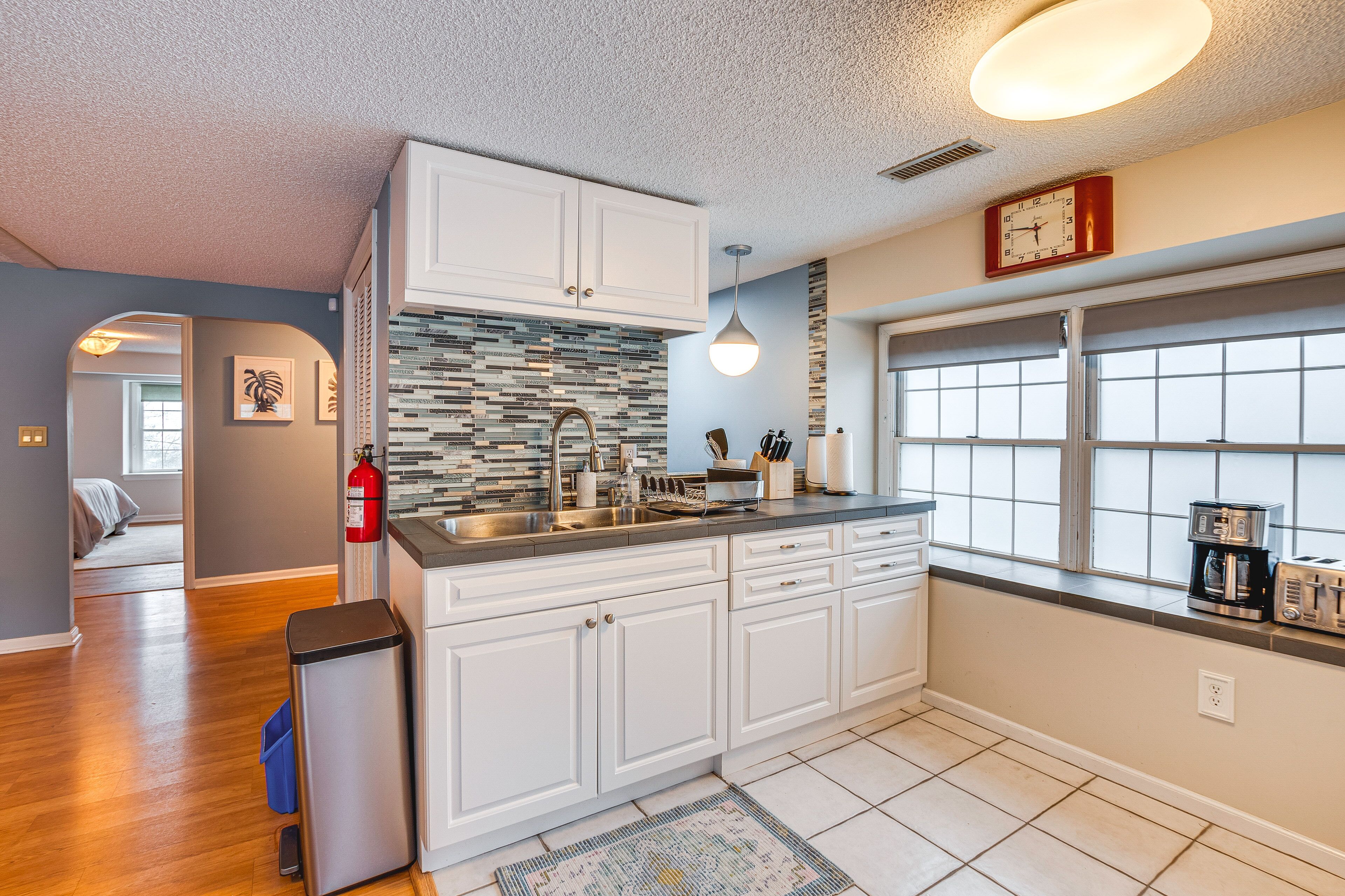 Fridge, oven, stovetop, coffee/tea maker