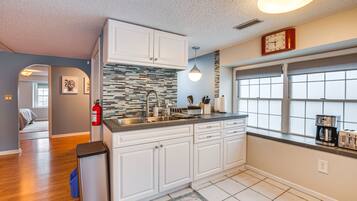 Fridge, oven, stovetop, coffee/tea maker