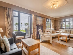 Living area - 4 bedroom accommodation in California, near Great Yarmouth (California, near Great Yarmouth)