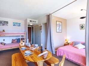 1 slaapkamer, een strijkplank/strijkijzer, reisbedje, wifi
