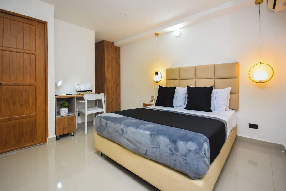 Premium bedding, laptop workspace, WiFi (free), bed sheets