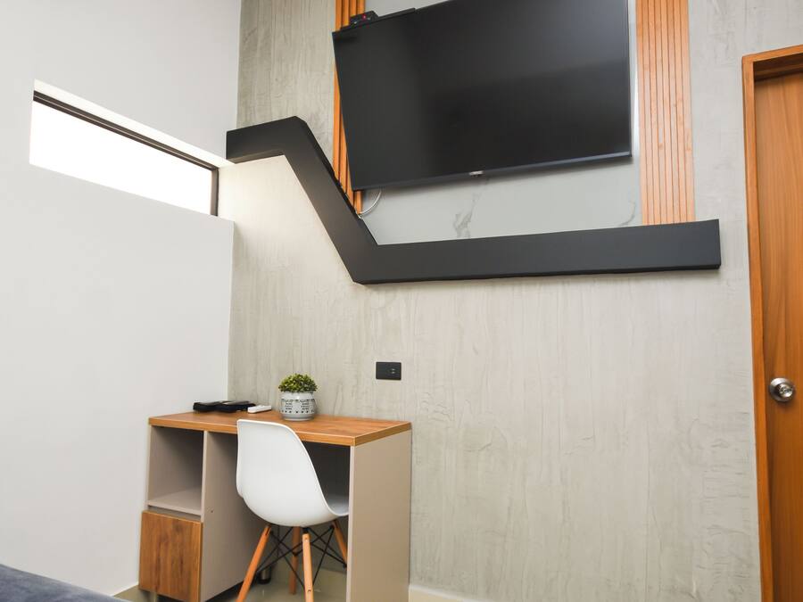 Ropa de cama de alta calidad y espacio para trabajar con laptop