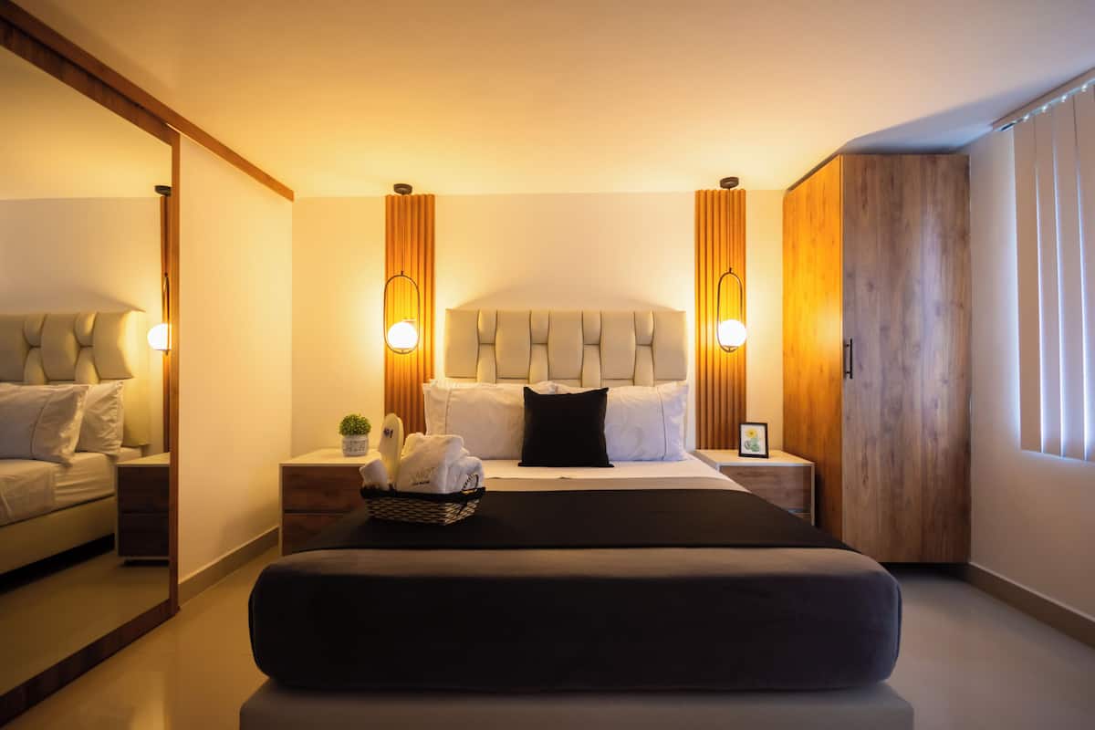 Premium bedding, laptop workspace, WiFi (free), bed sheets