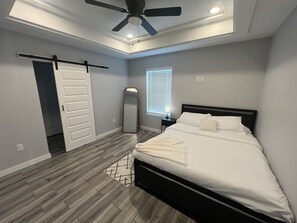 2 chambres, coffres-forts dans les chambres, bureau