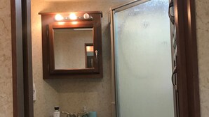 تجهيزات دش، مناشف، ورق حمّام