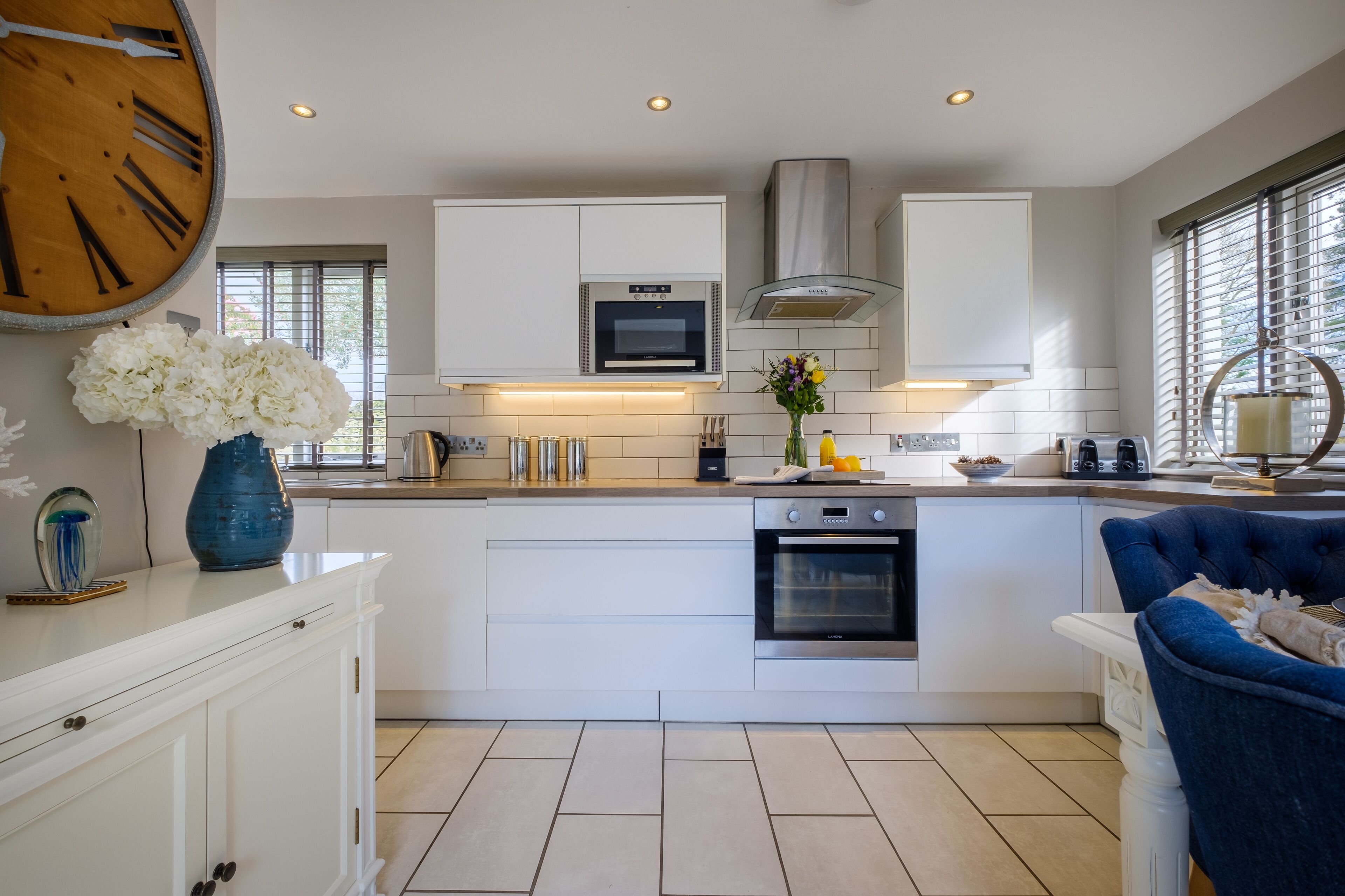 Lemari es, mesin pencuci piring, ketel listrik, dan pemanggang roti