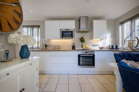 Fridge, dishwasher, electric kettle, toaster. Gate House