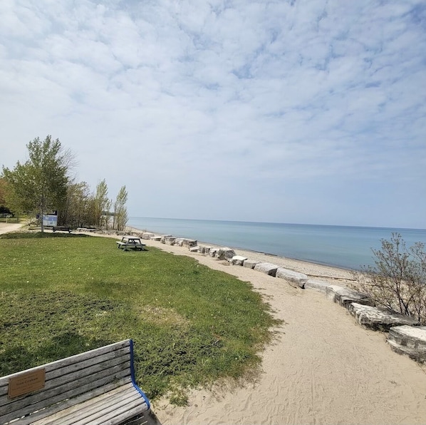 Plage à proximité, chaise longue, serviettes de plage