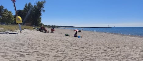 Beach nearby, sun loungers, beach towels