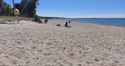 Fully Renovated Cottage on Queen, 3min walk from Beach and Downtown Adventures!