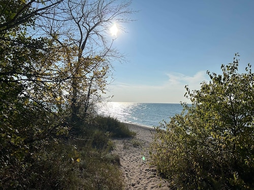 Fully Renovated Cottage on Queen, 3min walk from Beach and Downtown Adventures! 