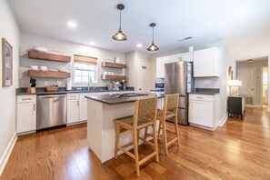 Een koelkast, een magnetron, een oven, een kookplaat