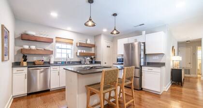 The Garland Getaway - Short Walk to UofA