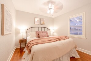 2 slaapkamers, een bureau, een strijkplank/strijkijzer, reisbedje