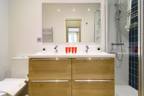 Shower, hair dryer, towels