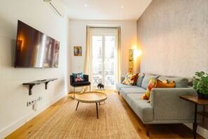 TV - Chamberí Boutique by Madflats Collection (Madrid)